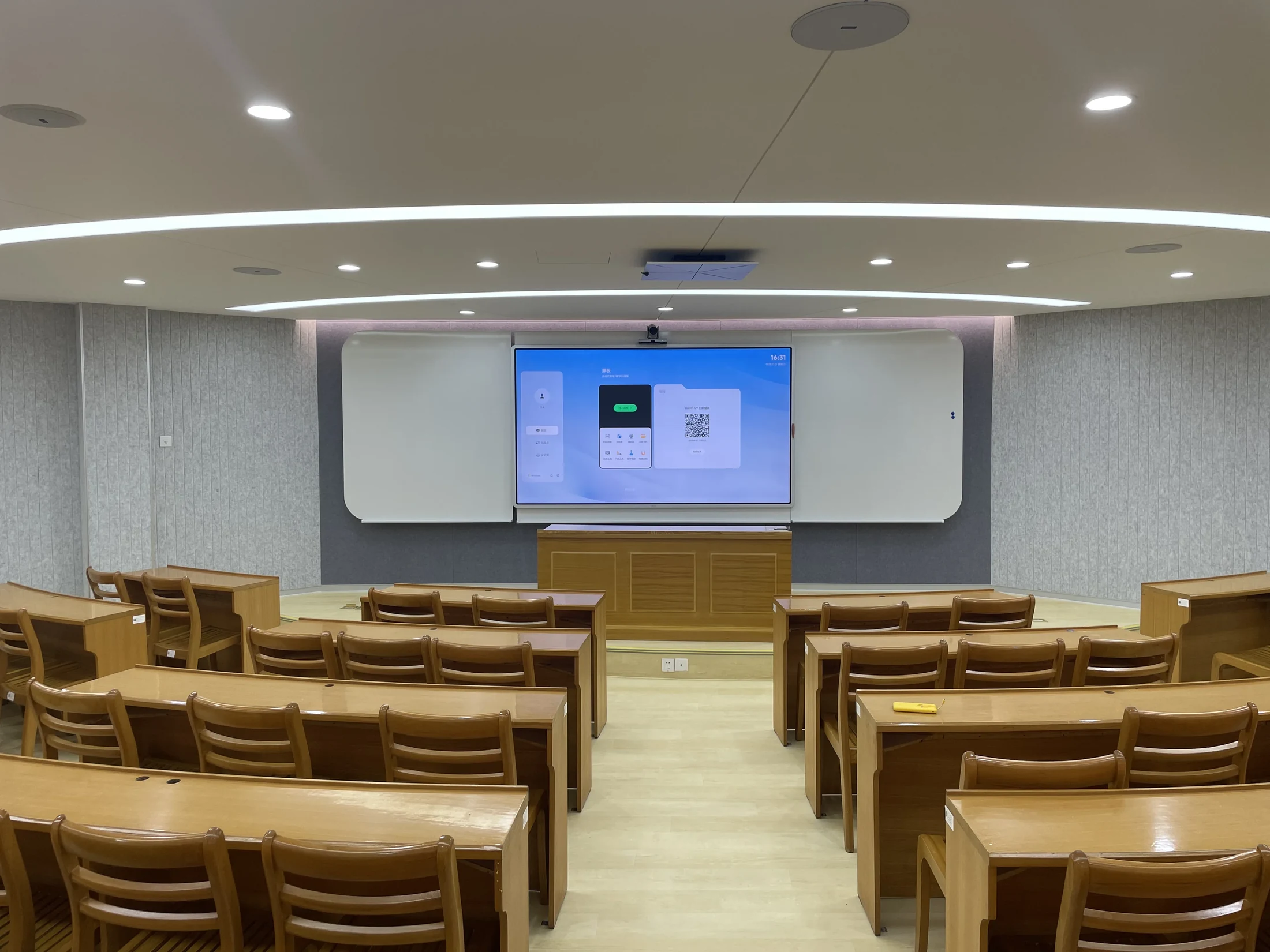 A lecture room at the High School Affiliated to Fudan University: a ClassIn screen between two whiteboards, a camera above it, and rows of wooden desks.